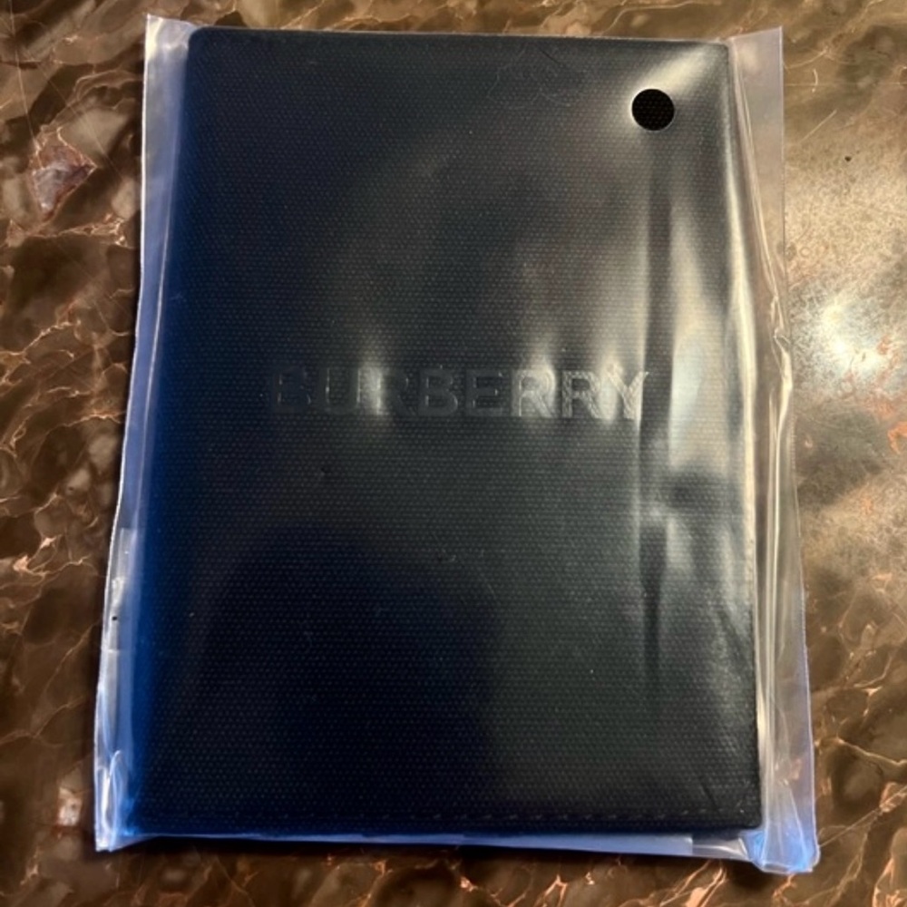 Burberry Black Textured Passport Cover (Sealed) GWP NWT - Picture 3 of 10